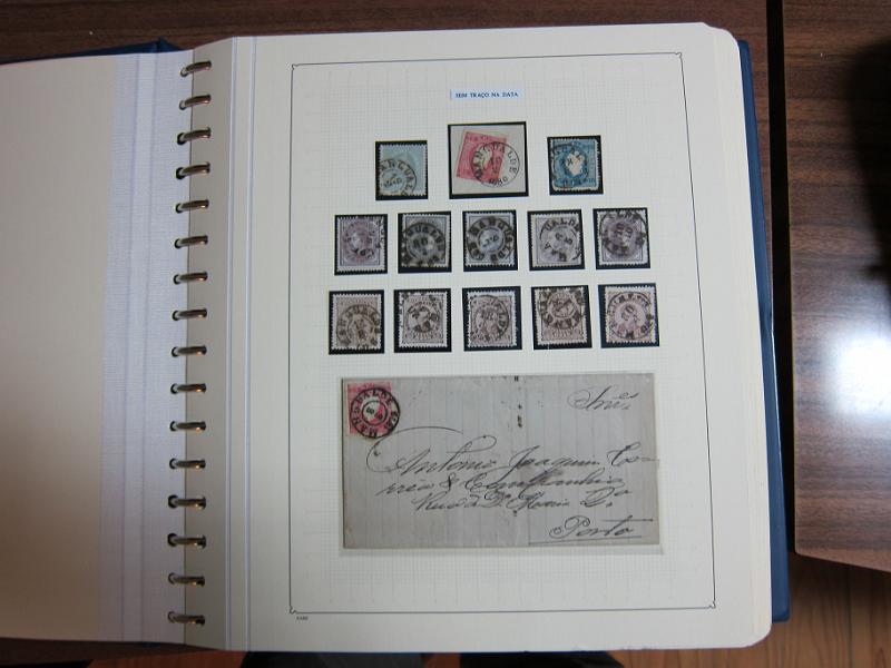 0019 (135).JPG -     Lote:    19      Marcofilia      Lotes Especiais       Descrição:         Portugal. Colecção especializada de carimbos de duplo círculo, tipo 1852, montada em 4 álbuns Lindner, com selos de diversas emissões e cartas, com estudo minucioso de cada marca. Lote a ver.         Lote       Valor Base:     &euro; 2.500,00     Valor Venda:     Retirado     